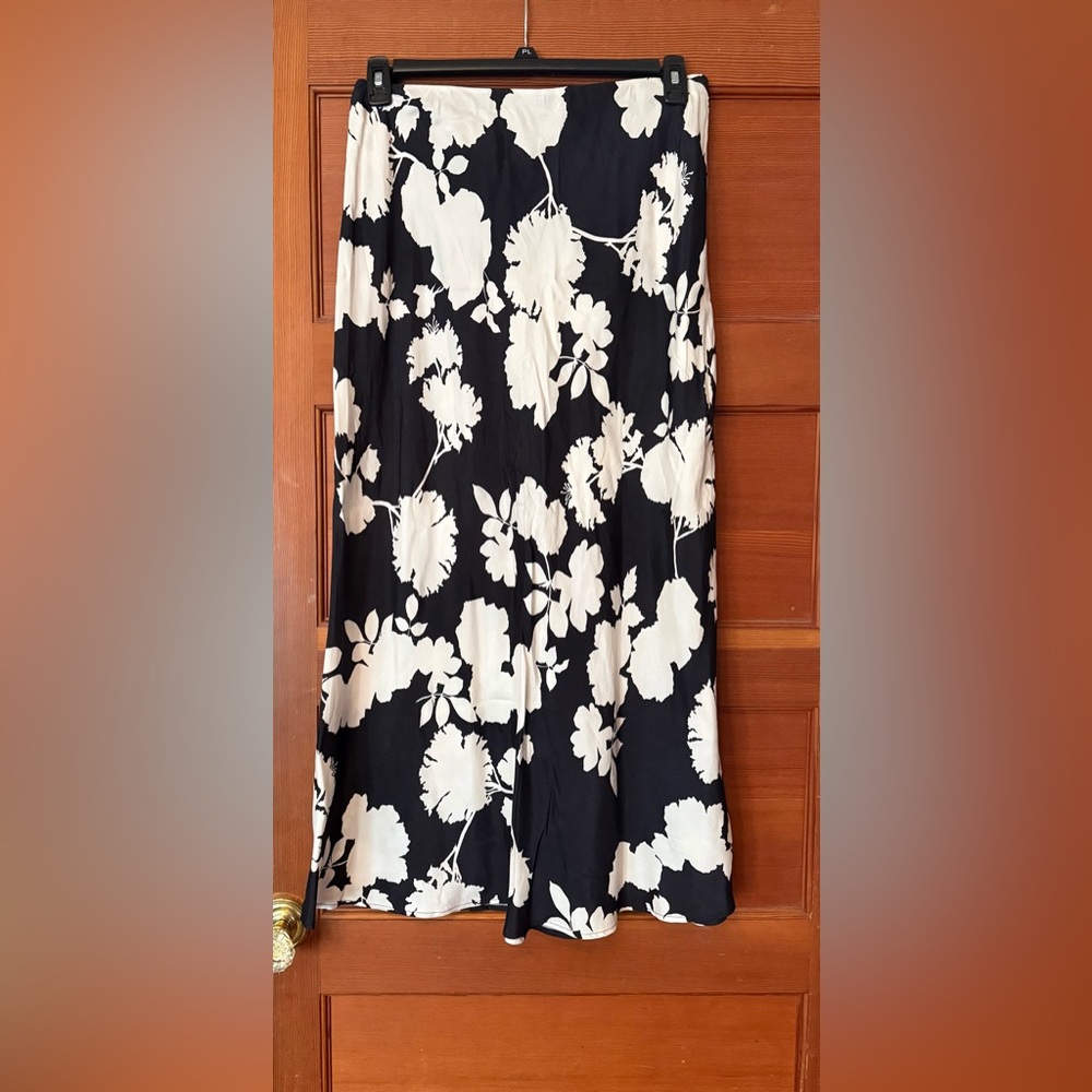 Amour Vert. Skirt
Floral Black and White Skirt